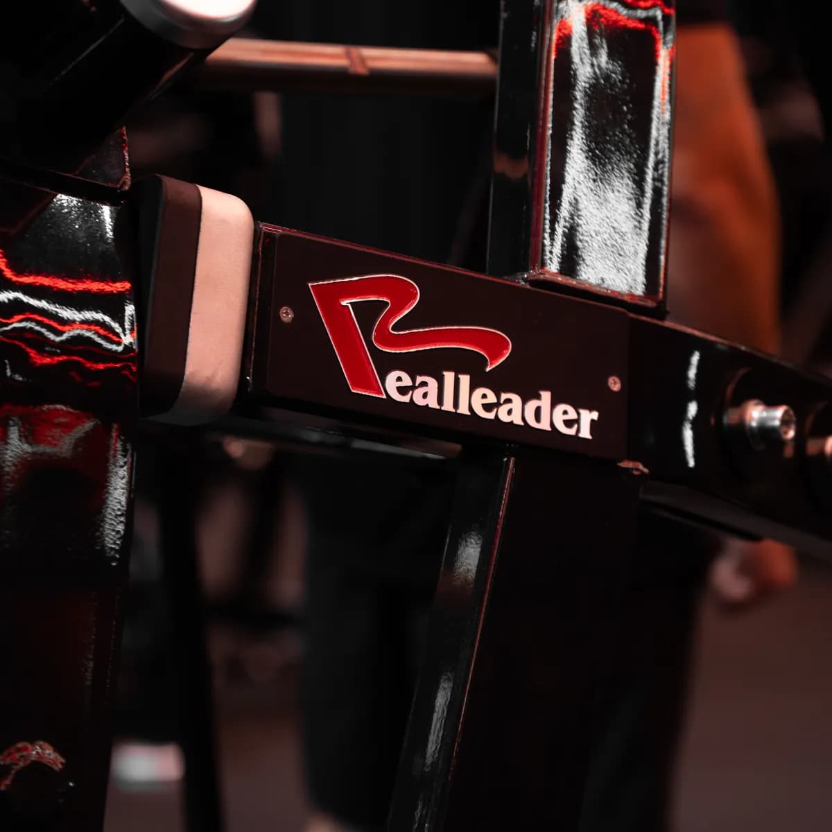 Placa RealLeader em máquina de musculação